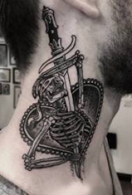 Татуировка на шею для мальчиков с длинным мечом и черепом