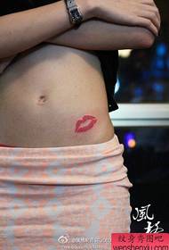 fille ventre populaire populaire belle lèvre imprimer motif de tatouage