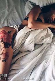 Modello del tatuaggio dell'anca grande peonia