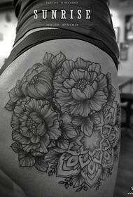 Женски ханш цвете ванилия черно сиво татуировка модел