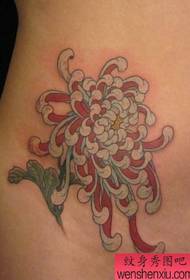 un fermoso patrón de tatuaxe de crisantemo de barriga