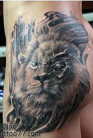motif de tatouage tête de lion dominateur hanche
