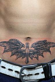 A barra di spettacoli di tatuaggi cunsigliatu un mudellu di tatuaggi di ali di croce del ventre