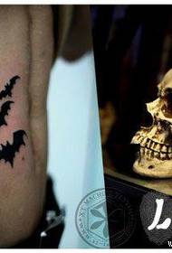 modello del tatuaggio del pipistrello totem popolare classico addominale
