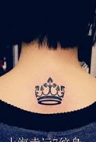 једноставна елегантна тетоважа на врату