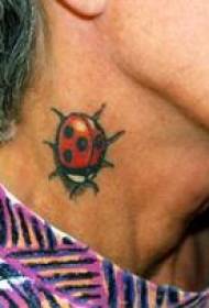 tato ladybug kecil berwarna di leher