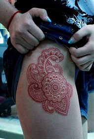 personaliteti i femrave të këmbëve të modës tatuazh i figurës totem tatuazh