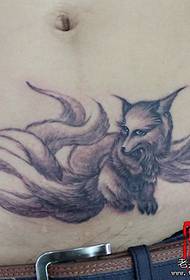 lányok hasa fekete-fehér kilenc farok róka tetoválás minta