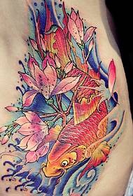 pește în mare, pictură de flori de calamari de șold Tatuaj