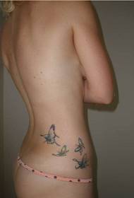 merginos klubų gražios tendencijos spalvos drugelio tatuiruotės modelio nuotrauka