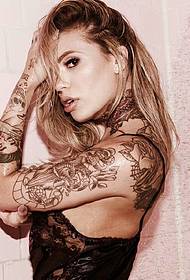 tatuaggio sexy braccio di fiori di bellezza in una stanza privata