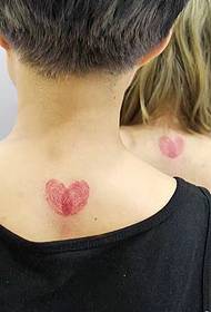 颈部上的粉红爱心情侣闺蜜纹身图案