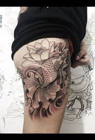 wzór tatuażu koi z kwiatem lotosu
