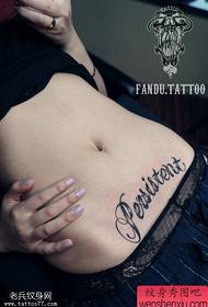 жінка Сексуальні татуювання на черевному алфавіті поділяються магазином татуювань