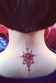 személyiség lány személyiség totemje a nyaka hátulján szép 32548 - alternatív tetoválás a nyakon A minta egyszerűen nem képes kiszabadulni