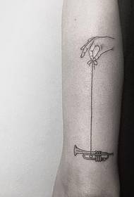 brazo grande cuerno de mano pequeño patrón de tatuaje fresco