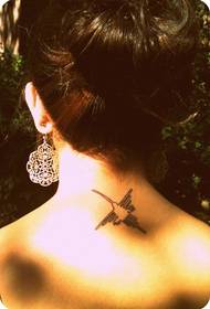 tatuaggio foto collo femminile