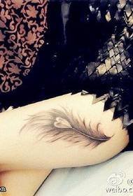 Glamour fermoso patrón de tatuaxe de plumas