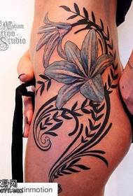modello bellissimo tatuaggio giglio dell'anca