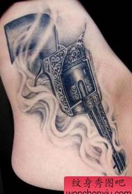 modeli i tatuazhit të pistoletave të barkut