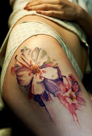 nalgas femeninas delicada imagen floral del tatuaje