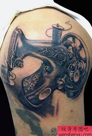 tattoo ya mashine ya kushona ya hip inafanya kazi na jumba bora la kumbukumbu ya tattoo