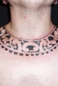 Узорак црне племенске тотемске тетоваже на врату