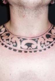 Modello di tatuaggio totem tribale nero al collo