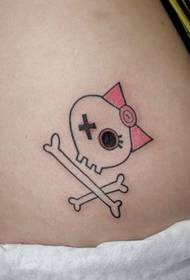 immagine del modello del tatuaggio del cranio del totem sveglio delle natiche della ragazza