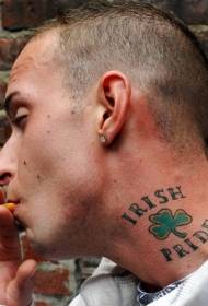 modello da uomo con tatuaggio a forma di lettera di trifoglio