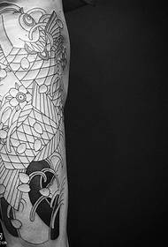 hip წერტილი thorn line koi tattoo ნიმუში