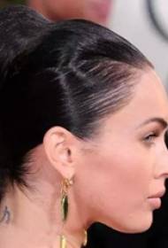 Ylli ndërkombëtar i tatuazheve Megan Fox qafë me tatuazhe të zezë kineze