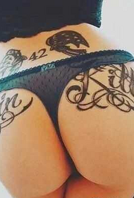 pantat seksi dalam tato abjad Inggeris