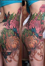 model de tatuaj fluture flori de talie laterală crizantemă