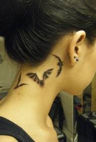 여성 목 검은 회색 비행 박쥐 문신 패턴