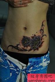 ljepota trbušnog cvijeta vinove loze tetovaža