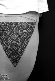 modello del tatuaggio del totem del triangolo dell'anca