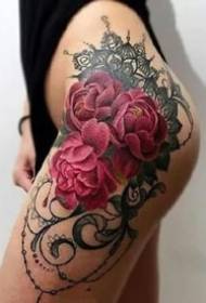 seksi grupa ženskih stražnjica na prekrasnom uzorku tetovaže cvijeta