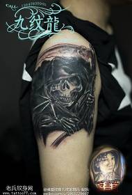 patrón de tatuaje en el hombro