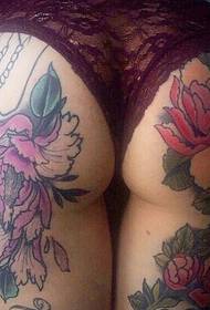 seksi djevojka cvjetni hip tetovaža iskušenja