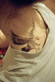 modello di tatuaggio aquila volante ragazza collo