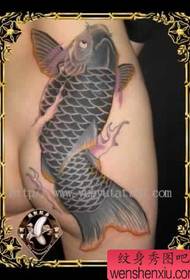 ett svart grått bläckfisk tatuering mönster på skinkorna