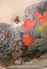 Meedchen Bauch klassesch Pop Léiw a Peony Tattoo Muster