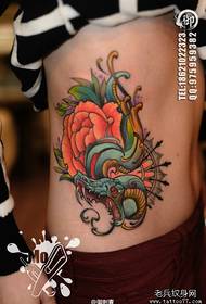 vientre de belleza Hermoso y hermoso patrón de tatuaje de serpiente y rosa