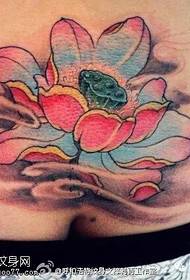 臀部的莲花纹身图案
