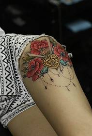mudellu di tatuaggi di fiori luminosi nantu à i nodi di a ragazza