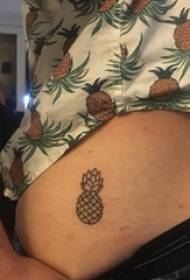 hip tatuaż dziewczyna hip czarny Ananasowy obraz tatuażu