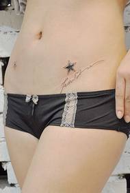 barriga da rapaza un patrón de tatuaxe de estrelas de cinco puntas fermoso