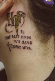 orecchie nero inglese e modello di tatuaggio lettera a colori