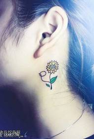 modello tatuaggio collo girasole giorno